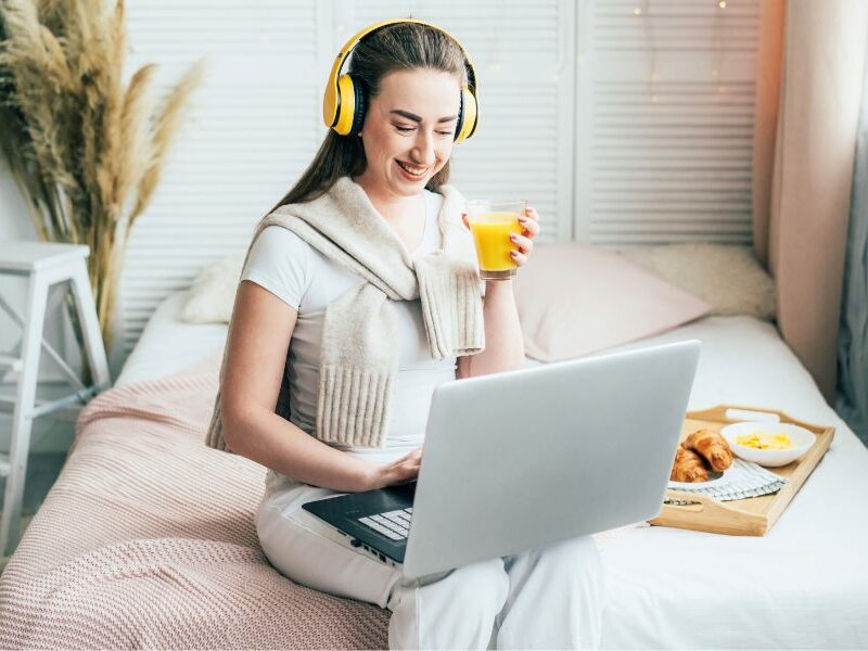 How To Romanticize Work (and Actually Enjoy Your 9–5 Vibes)